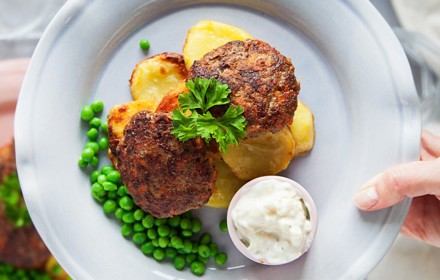 Kottfarsbiffar Med Klyftisar Och Appeldipp Foto Sanna Livijn Wexell Mathem 1344X13442